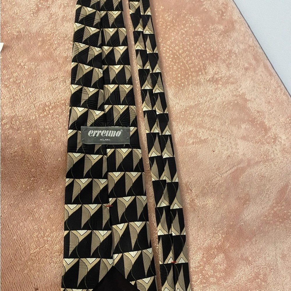 Elegant Black and Gold Men's Tie - Picture 5 of 8